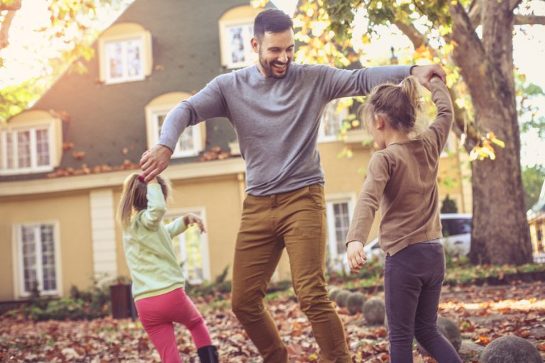 Homme seul avec enfants jouant jardin maison