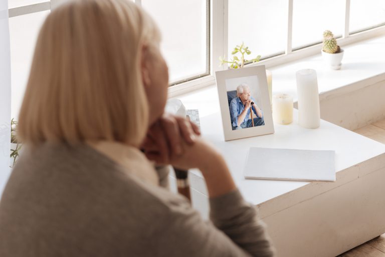 Femme veuve regardant photo mari décédé