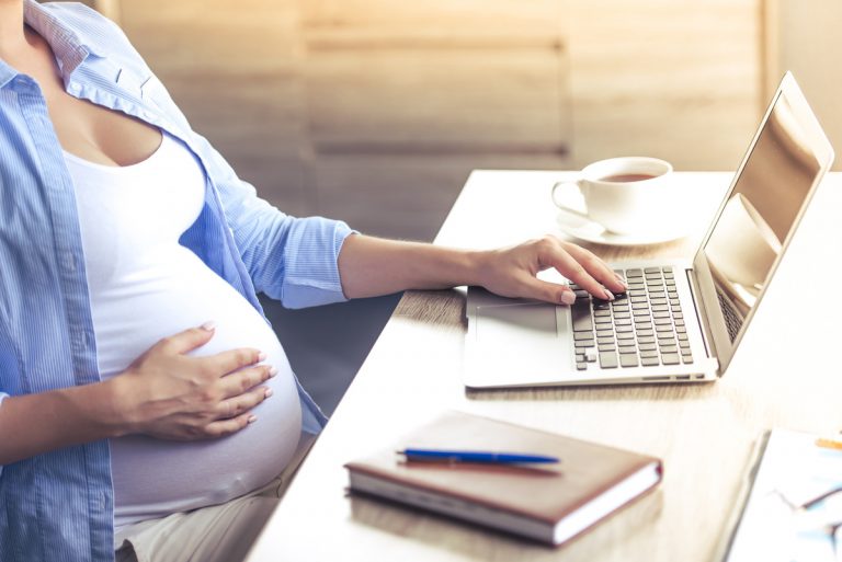 Femme enceinte au travail dans un bureau