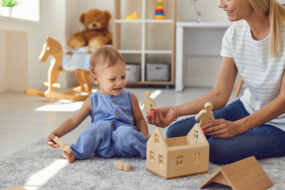 Nounou jouant avec jeune enfant