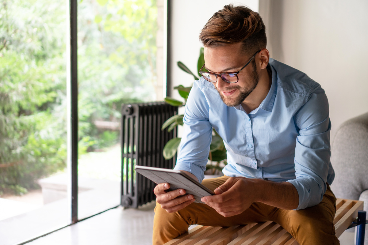 Jeune homme sur tablette connexion CAF