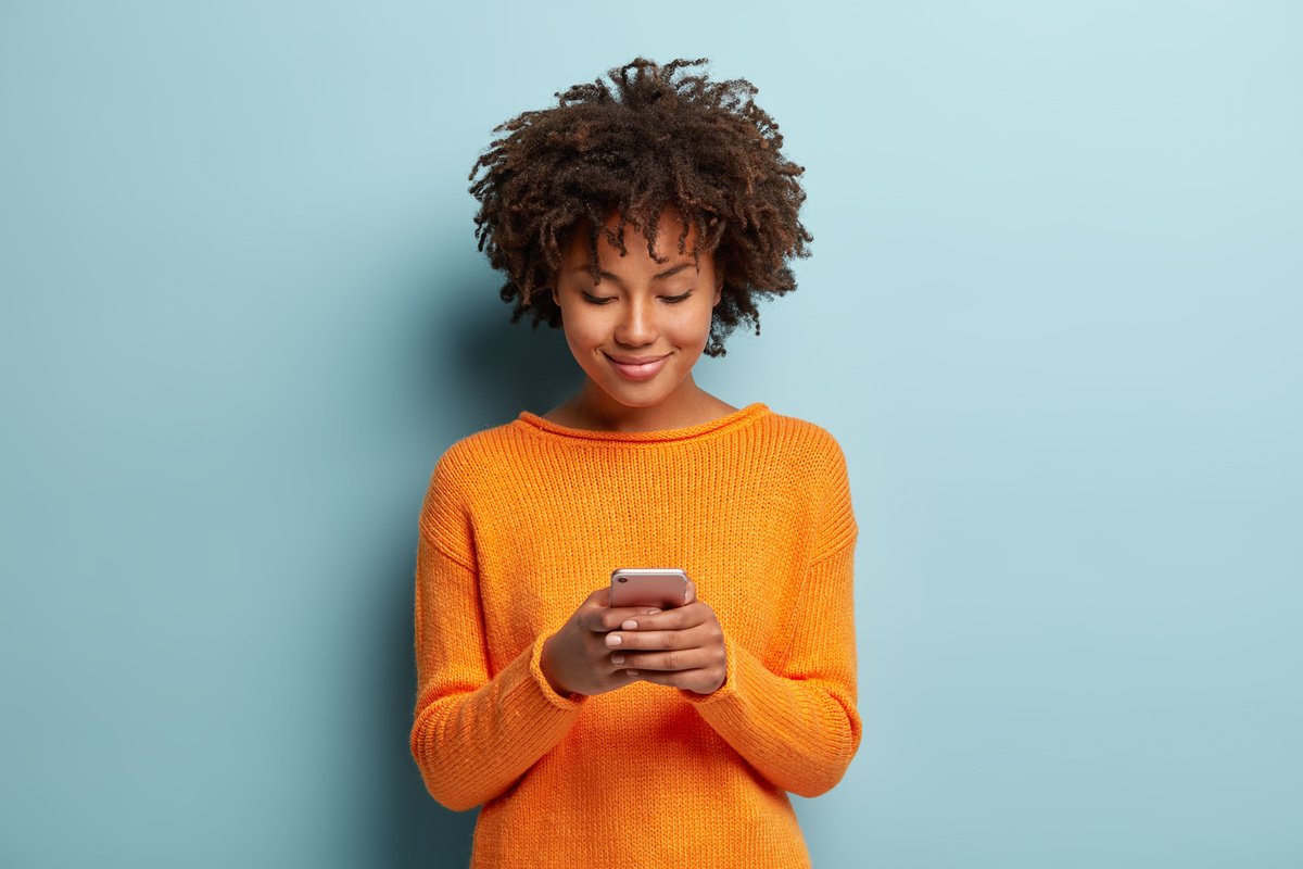 Femme sur son téléphone prenant rendez-vous avec un conseiller