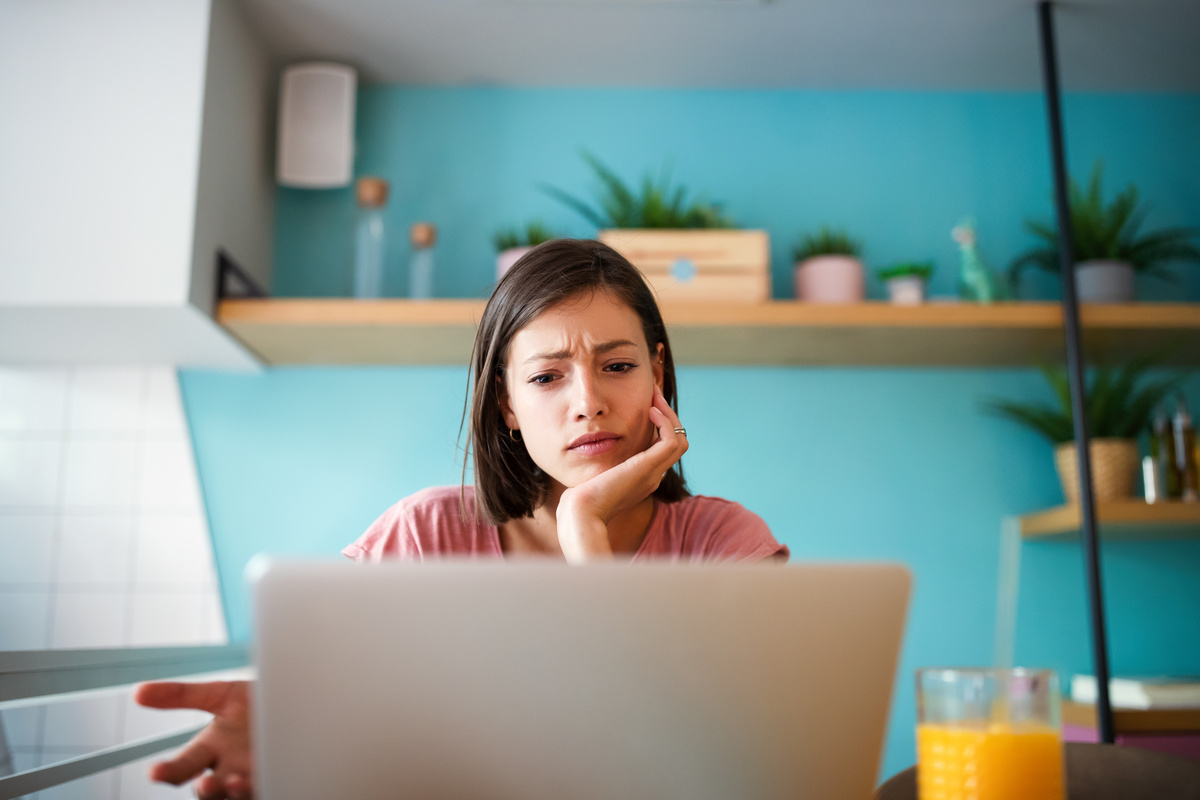 Femme mécontente derrière ordinateur