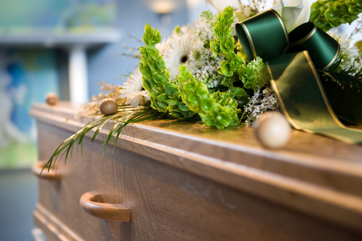 Tombe en bois avec gerbe de fleurs