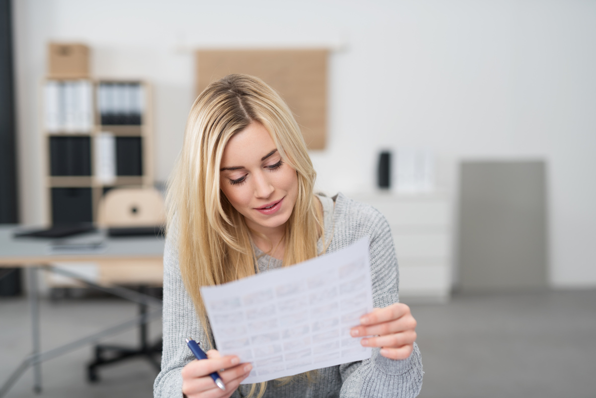 Femme blonde remplissant un formulaire CAF